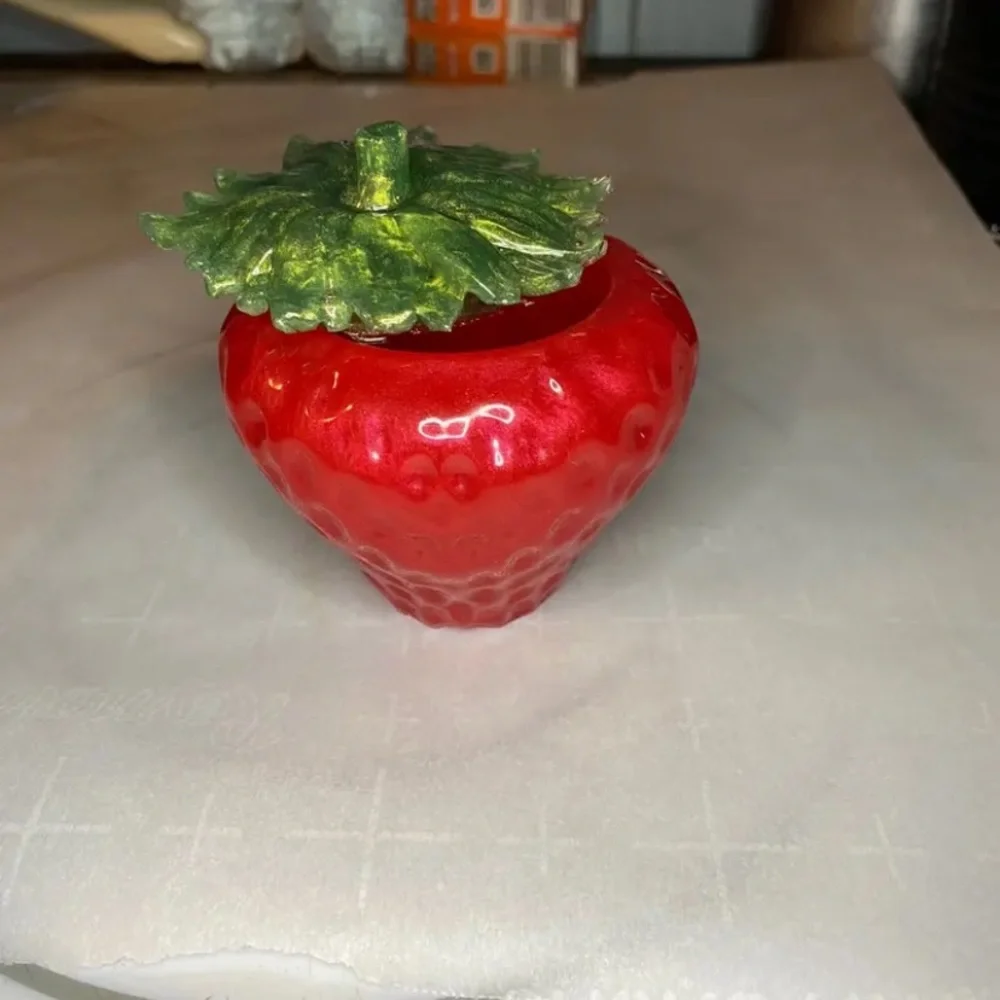 Resin jewelry holder with a lid